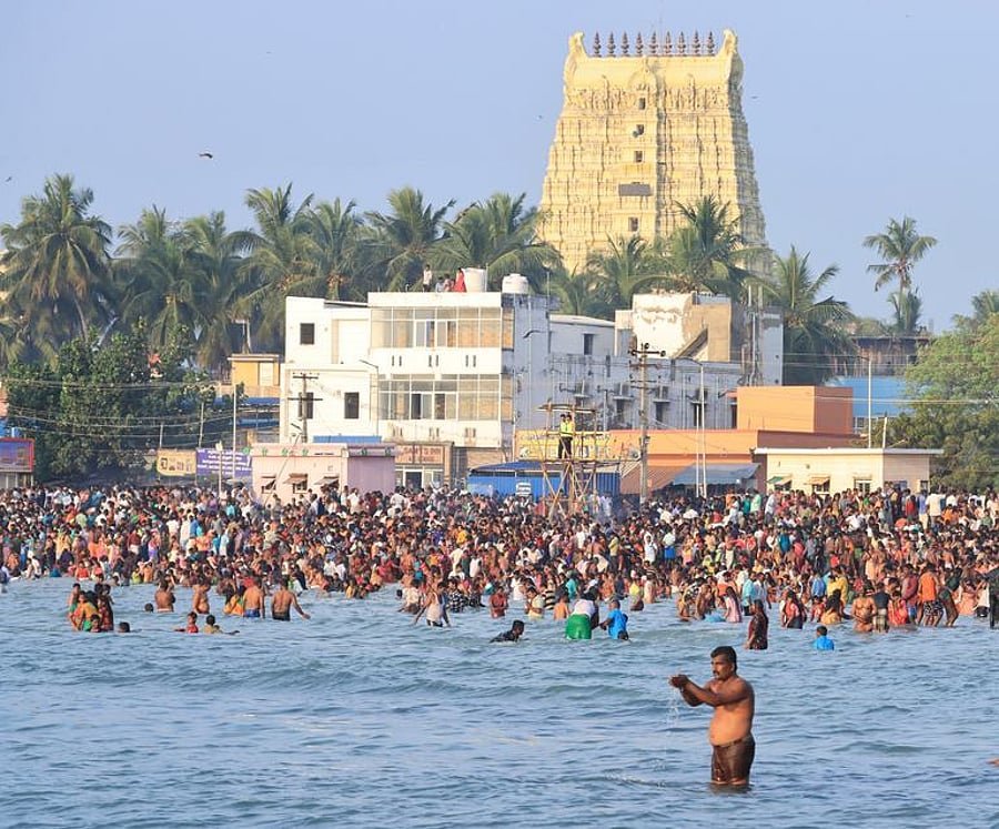 Pilgrims bathing at Agni Theertham, Rameswaram